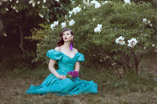 Femme rêve de s'asseoir sous un buisson . — Photo