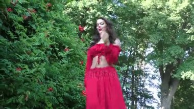 kadın parkta yürüyor.