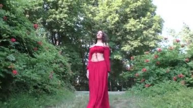 Kadın güzel parkta yürüyor.