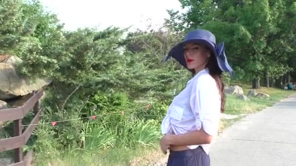 영과 붉은 입술으로 아름 다운 여자. — 비디오