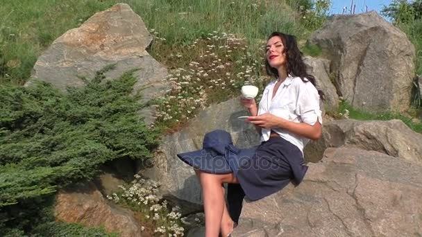 Жінка п'є чай . — стокове відео