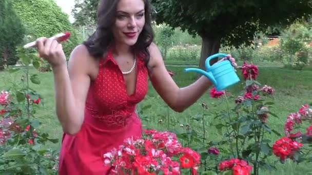 Femme dans un jardin de fleurs. — Video