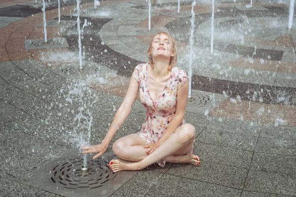 Femme assise dans une fontaine . — Photo