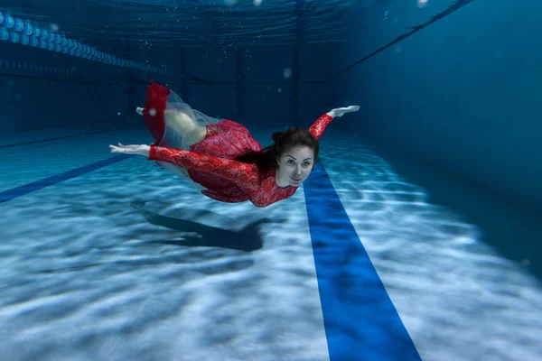 Nadador subaquático na piscina . — Fotografia de Stock