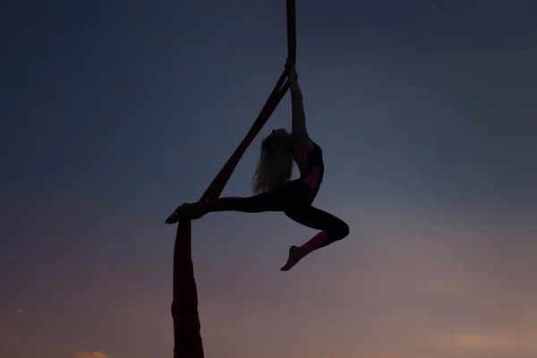 Bir kadın acrobat silüeti.