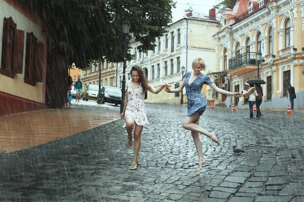 Las amigas caminan bajo la lluvia . — Foto de Stock