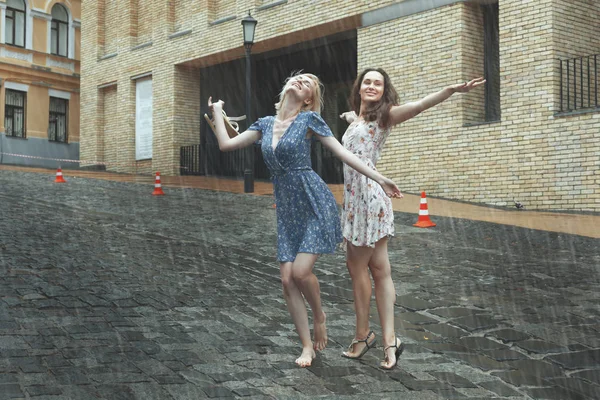 Las mujeres son felices con la lluvia . — Foto de Stock