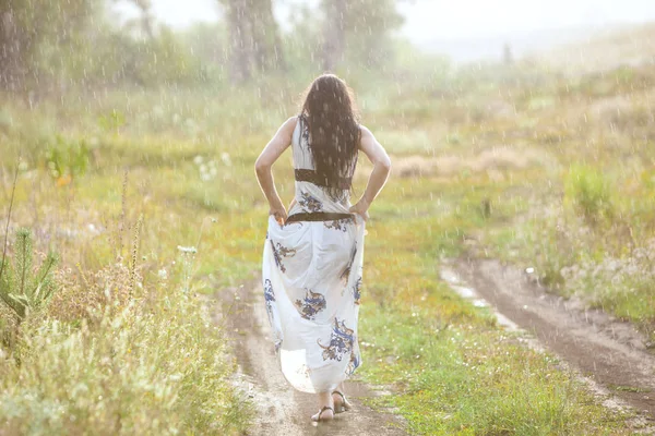 Mujer en un camino rural . —  Fotos de Stock