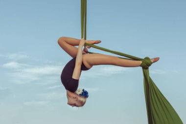 Bir numara kadın hava jimnastikçi gerçekleştirir.