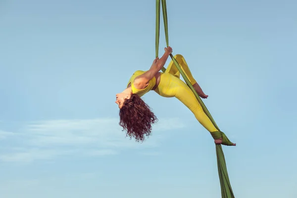 Mujer el equilibrio hace una actuación . —  Fotos de Stock