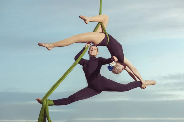 Dos mujeres son gimnastas de aire . —  Fotos de Stock