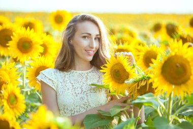 Ayçiçeği tarlası güzel kadın.