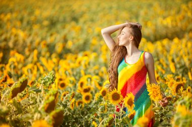 Ayçiçeği sarı alan kız.