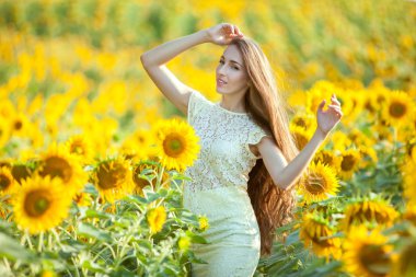 Tarlada uzun saçlı bir kadın.