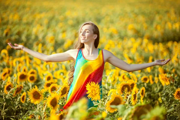 Vrouw lacht gelukkig in het veld. — Stockfoto