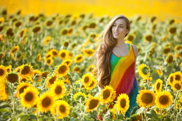 Žena v poli mezi slunečnice. — Stock fotografie