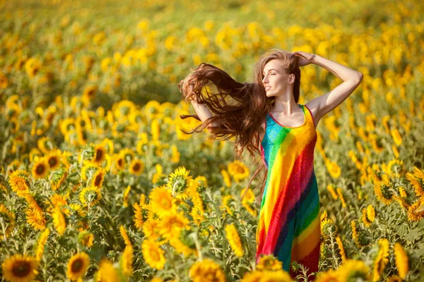 Волосы женщины болтаются на ветру . — стоковое фото