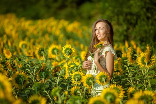 Kvinna bland gula solrosor. — Stockfoto