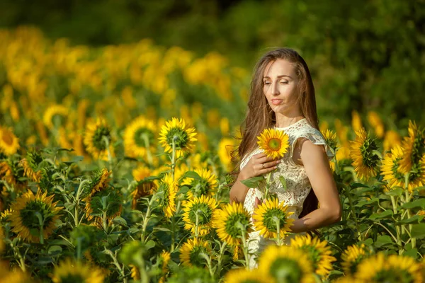 Frau inmitten blühender Sonnenblumen. — Stockfoto