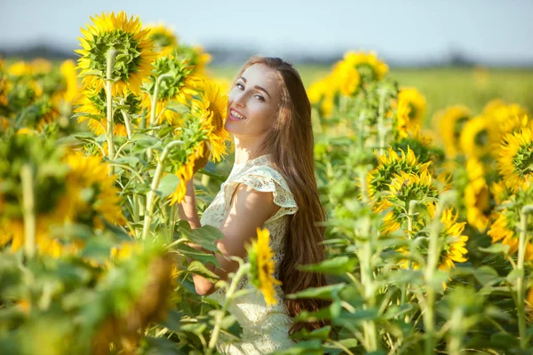 Glada kvinna i fältet. — Stockfoto