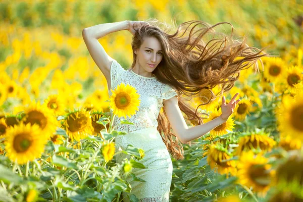 Kadının uzun saç alanında sallıyor.