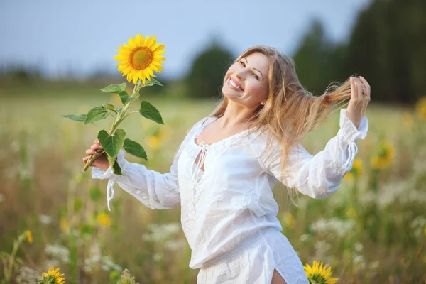 Lächelnde Frau auf dem Feld. — Stockfoto