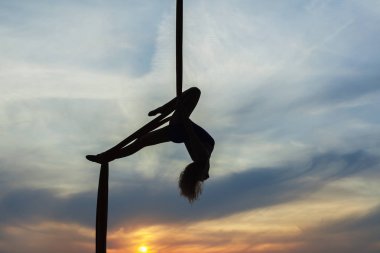 Kadının equilibrist hile yapıyor.