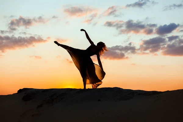 Dance at sunrise in the sun. — Stock Photo, Image