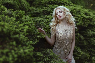 Bir kadında taşlarla süslü elbise.