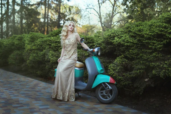 Vrouw zitten op scooter. — Stockfoto