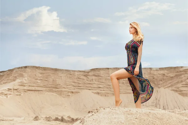 Woman is standing on a sand dune. — Stock Photo, Image