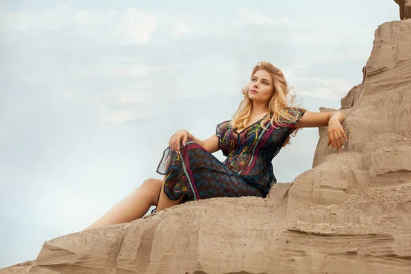 Vrouw is hoog op een duin van het zand. — Stockfoto