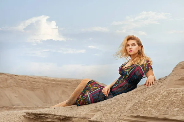 Dromen van de vrouw in de woestijn op het zand. — Stockfoto
