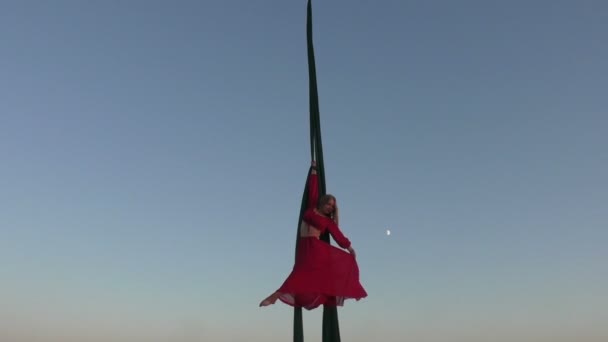 Acrobate aérien en robe rouge . — Video