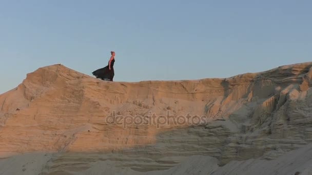 Frau tanzt in der Wüste. — Stockvideo