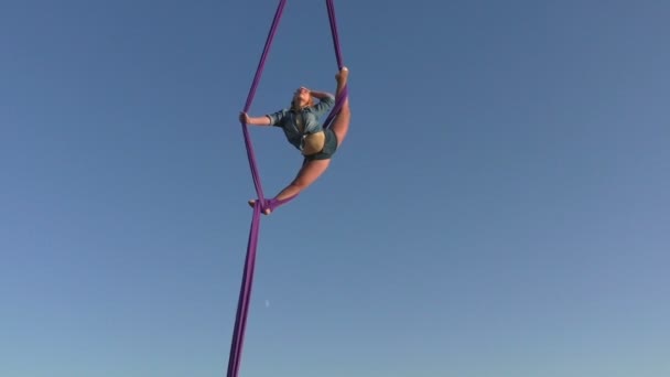 Mujer en seda en el aire . — Vídeos de Stock