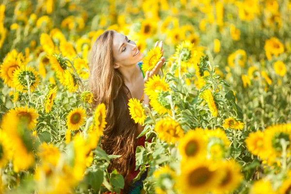 Gelukkige vrouw op een bloem-veld. — Stockfoto