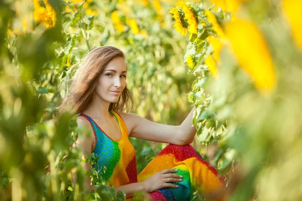 Frau lächelt im Gras sitzend. — Stockfoto