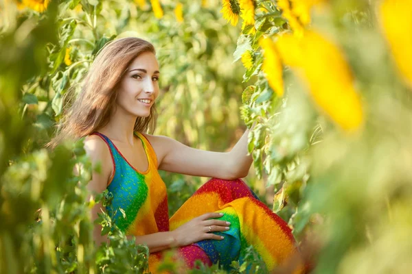 Zoete vrouw onder zonnebloemen. — Stockfoto