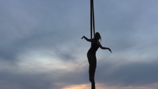 Silhouet van een vrouw van acrobat. — Stockvideo