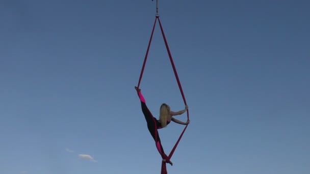 La mujer es una gimnasta de altura . — Vídeo de stock