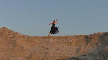 Kum tepeleri üzerinde kadın dansları.