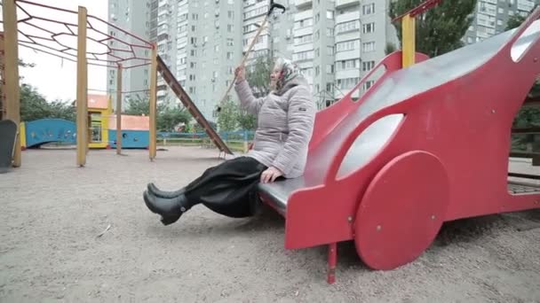 Grand-mère avec une baguette sur une colline pour enfants . — Video