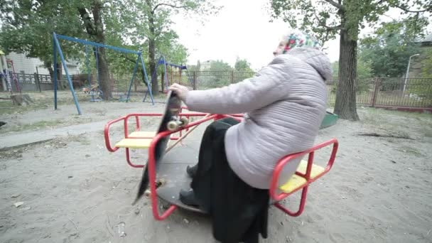 Grand-mère tourne sur une balançoire . — Video