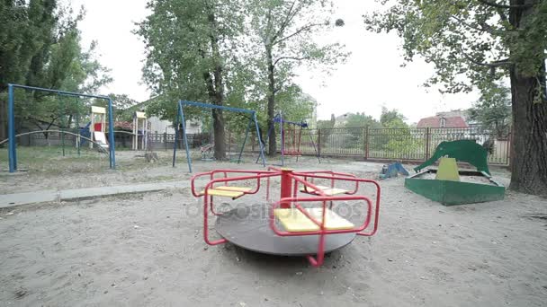 Parque infantil sin niños . — Vídeo de stock