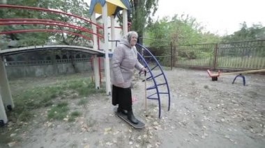 Büyükanne bir kaykay üzerinde.