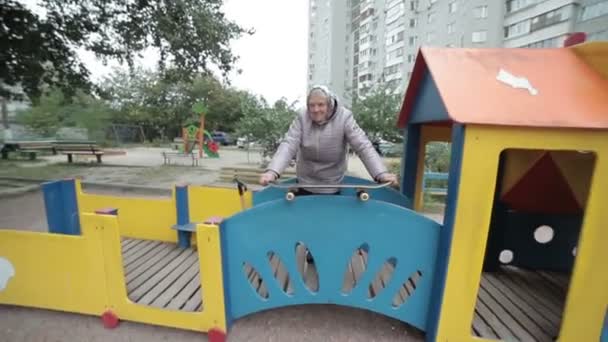 Grand-mère avec une planche à roulettes . — Video