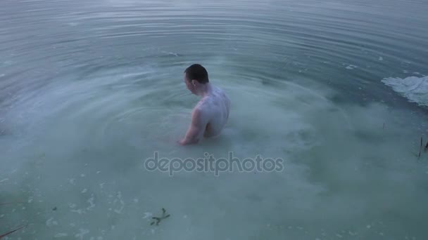 El hombre es un alienígena en el agua . — Vídeos de Stock