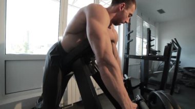 Vücut geliştirme trenleri spor salonunda..