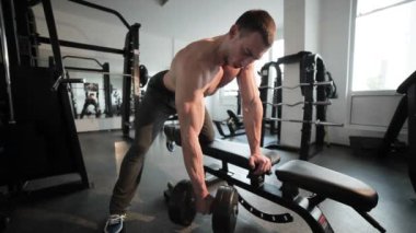 Vücut geliştirmeci halter kaldırıyor.